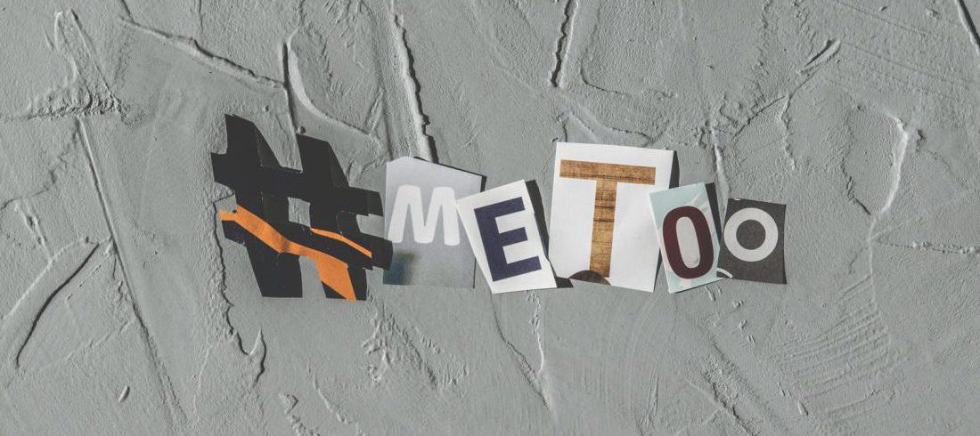 Collage van papieren letters die samen '#metoo" afbeelden