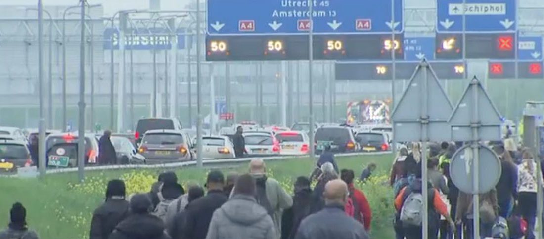 NOS nieuws, foto van mensen lopend op de rijksweg A4 bij Schiphol